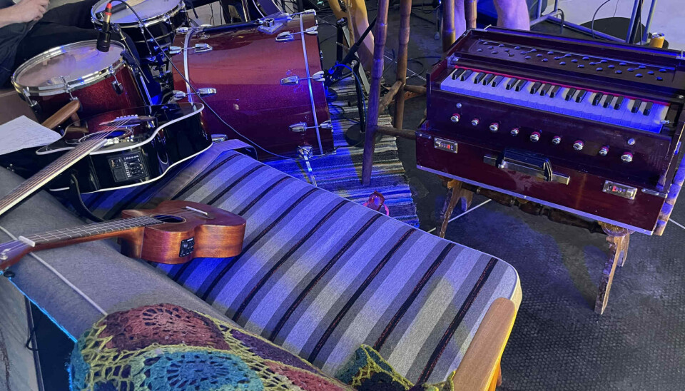 Straks klar for korpub? Mange ulike instrumenter som gitar, slagverk og geyboard. Sofa
