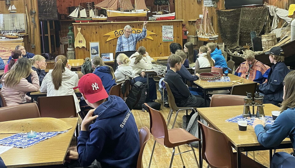 Her dryssar det lokal historie. Og etterpå blir det quiz! Skolelever i et museumslokale