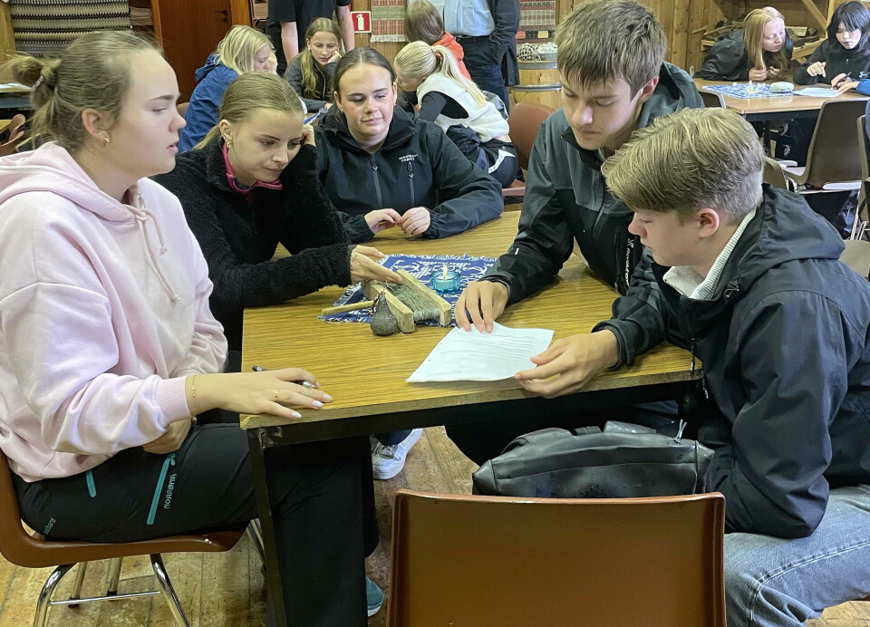 - Kva heitte han tyske rikspresidenten no igjen ...? Her er det quiz - med mange rette svar! To gutter og tre jenter rundt et bord med ark mellom seg