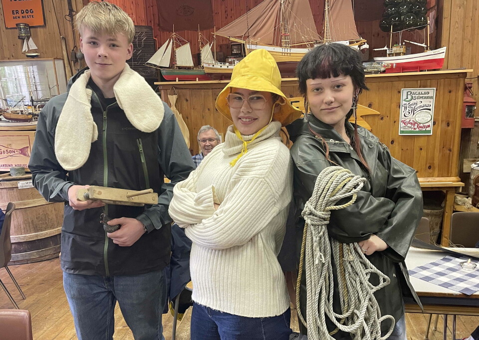 Tre som skal på sjøen: Leander med sildlodd og solide sjyvottar, Sunniva i sydvest («søvestring») og Nora i oljehyre og med iletauet på armen. En gutt og to jenter med klær og effekter fra museet