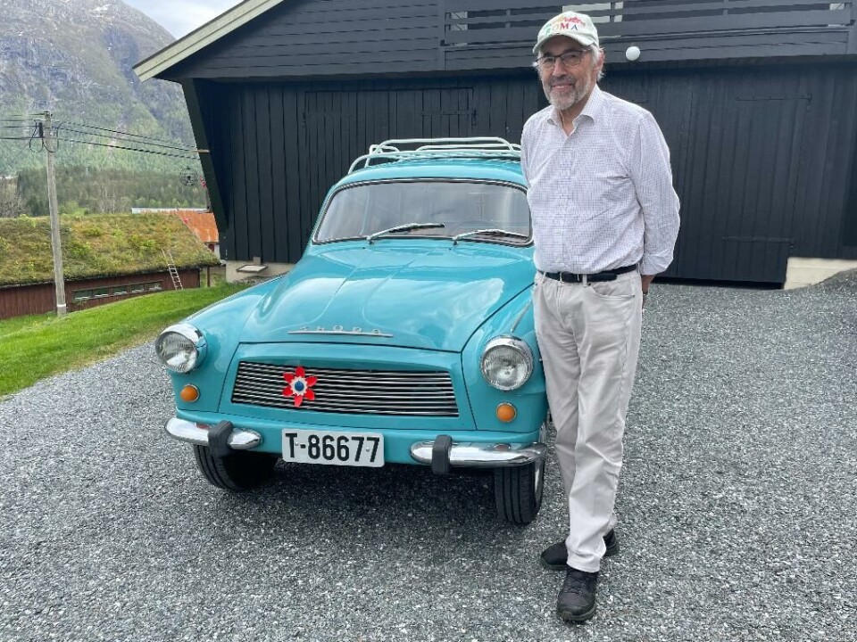 Oddvar Kvande med sin Skoda Octavia 1968-modell som nå er solgt. Mann ved en veteranbil.