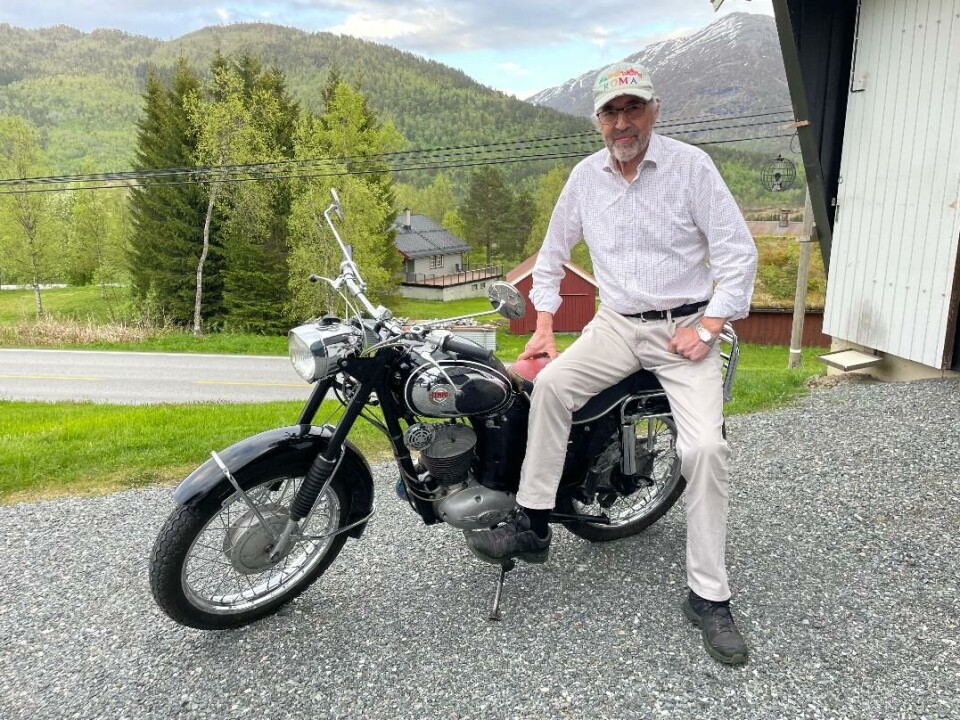 Oddvar med sitt første kjøretøy som han har fått kjøpt tilbake, blir godt tatt vare på. Mann sitter/halvveis står bak på en motorsykkel.