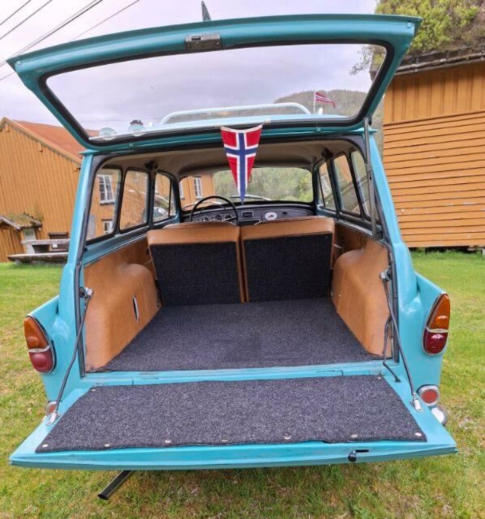 Interiøret i den gamle bilen står i stil med husene på museet på Eidet. Gammel bil