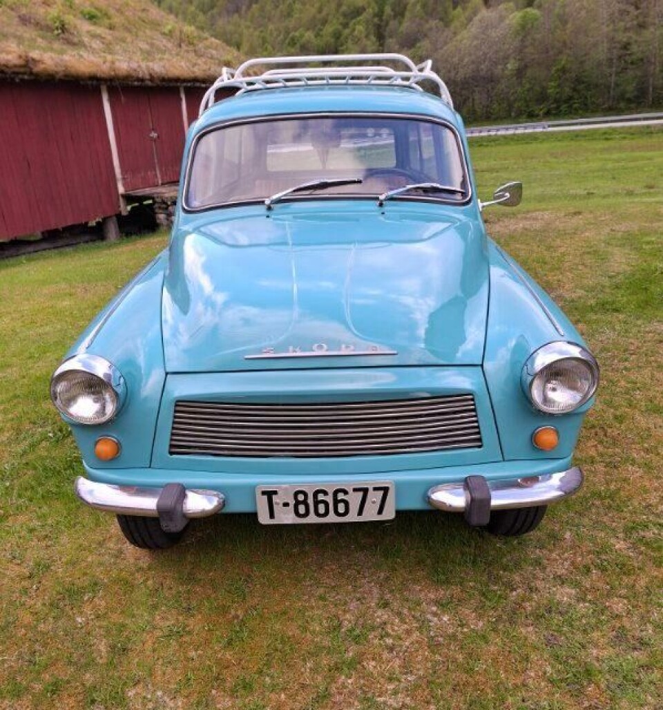 Et av bildene Oddvar hadde med i salgsannonsen, som var tatt ved Åsen bygdemuseum. Gammel bil