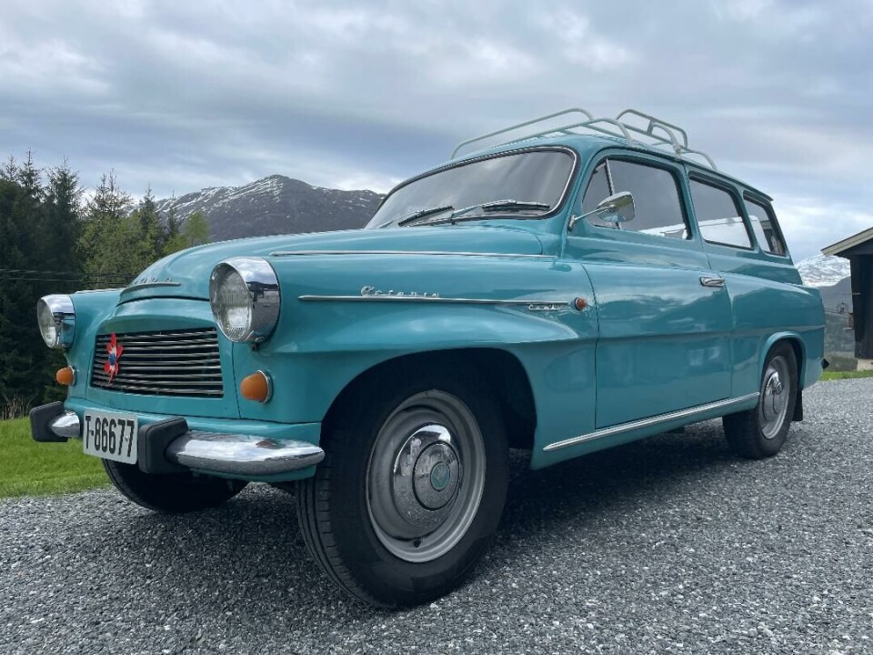 Med brennende lidenskap for gamle biler og gamle radioer Gammel bil.