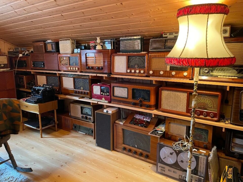 Deler av radiosamlingen på garasjeloftet. Hyller med mange gamle radioer.