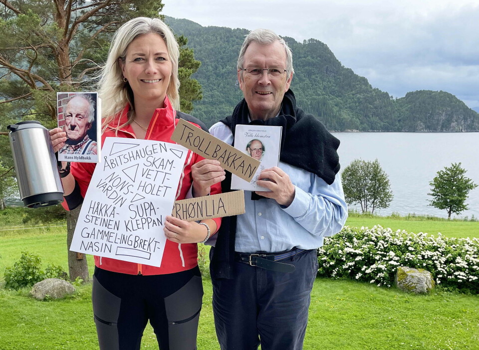 Hyldbakk, Gravvold og ein flora av gode terrengnamn er søndagens tema på Bøfjorden Sjøbruksmuseum. Med Bøkleppen og Supakleppane i bakgrunnen inviterer kaffeansvarleg Gunnhild Vetleseter Bøe og programleiar Bernt Bøe til ein lattermild (og kanskje litt lærerik) ettermiddag. Ei dame og en mann som holder opp bilder en en plakat med ord.