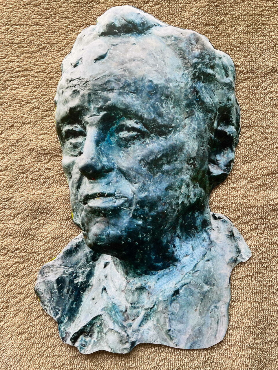 Med «hauet på ein stake» (som han sjølv sa) kan Hyldbakk virke alvorsam her. Men Kleivakongen kunne også få folk til å le! Bilde av en statue, hodet til en mann.