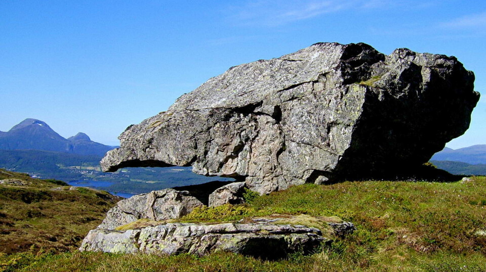 Grensestein, turmål og namnegåte: Håkkåsteinen. En stor stein på fjellet.