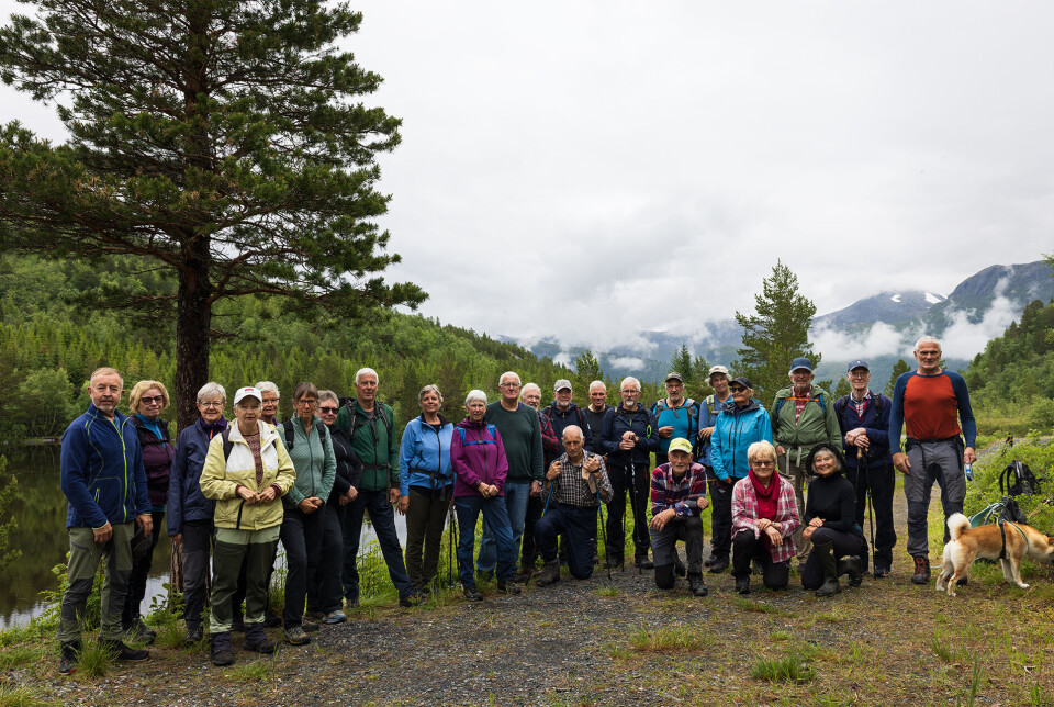 Alle 25 samla ved gapahuken ved idylliske Skaudalsvatnet Ei stor gruppe turgåere oppstilt for fotografering i marka.