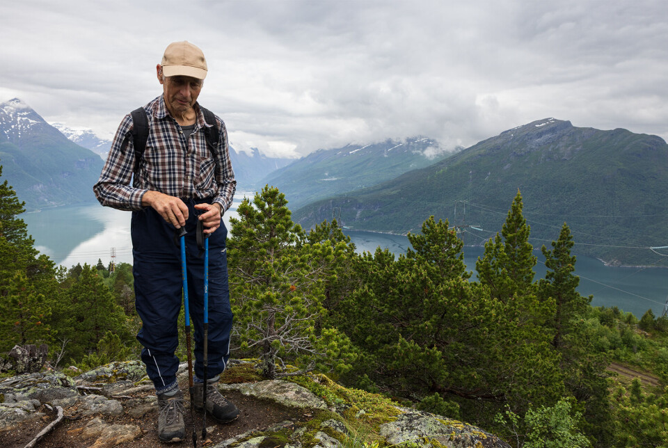 Gudmund, god læremeister i natur. En eldre mann i turklær, og med gåstaver, på fjellet.