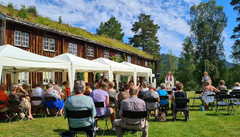Tunmesse på Rindal skimuseum Mange folk som sitter ute på tunet i Rindalstunet