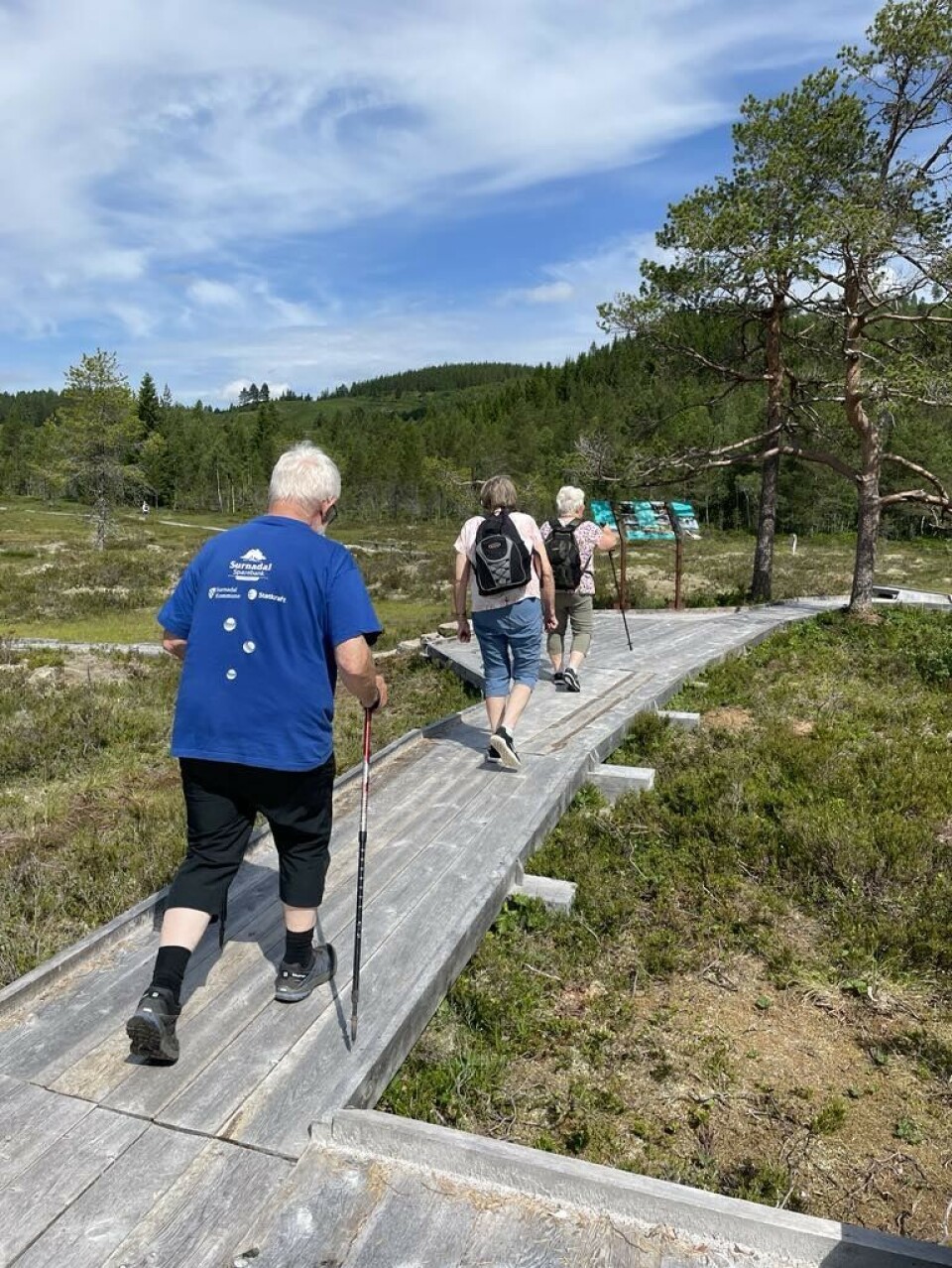 Baktroppen på retur til utgangspunktet Pensjonister med staver på kavlvegen