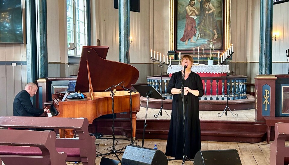 Tord Gustavsen på flygel og Solveig Slettahjell formidlet sangene på en sterk måte Dame som synger og mann som spiller i ei kirke
