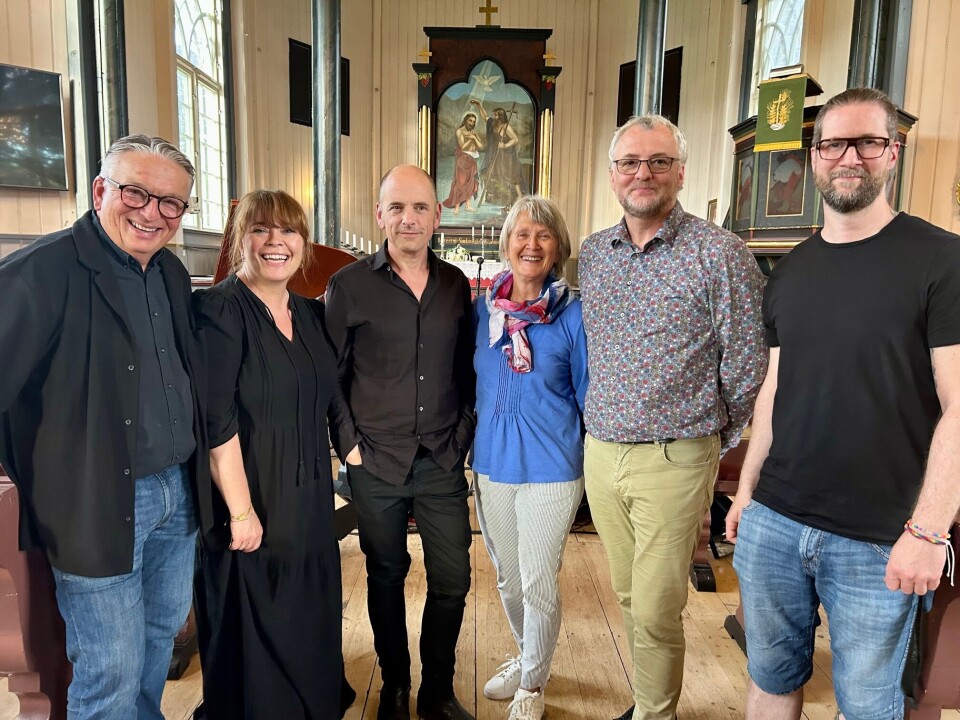 Fornøyde etter en stemningsfull kveld! F.v Pål Arne Winsnes (onkel til Solveig), Solveig Slettahjell, Tord Gustavsen, soknerådsleder Maret Heggset, kirkeverge Tor Rune Halset og lydmann Frank Botten Fire menn og to damer oppstilt i kirka