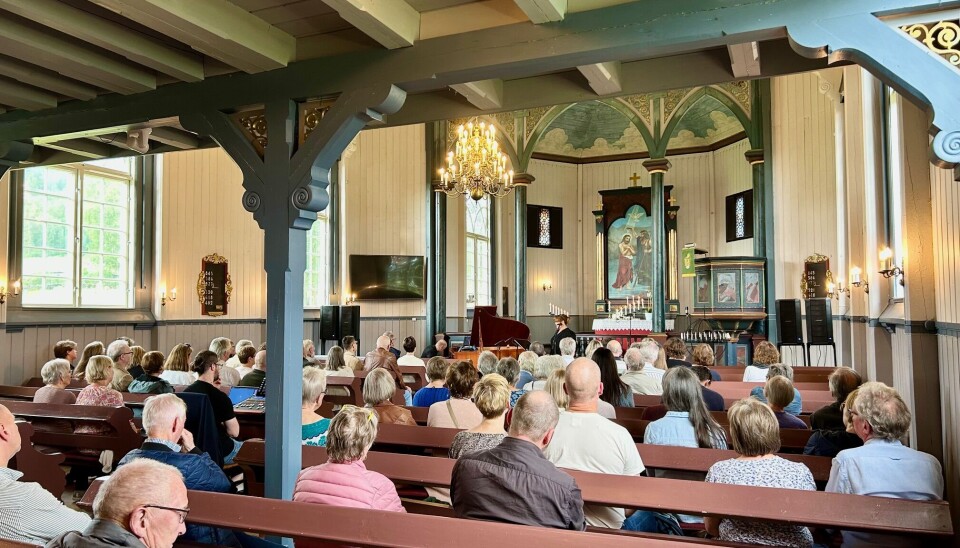 Øye kirke var en flott ramme for konserten og folk så ut til å nyte hver tone Folk i kirkebenkene