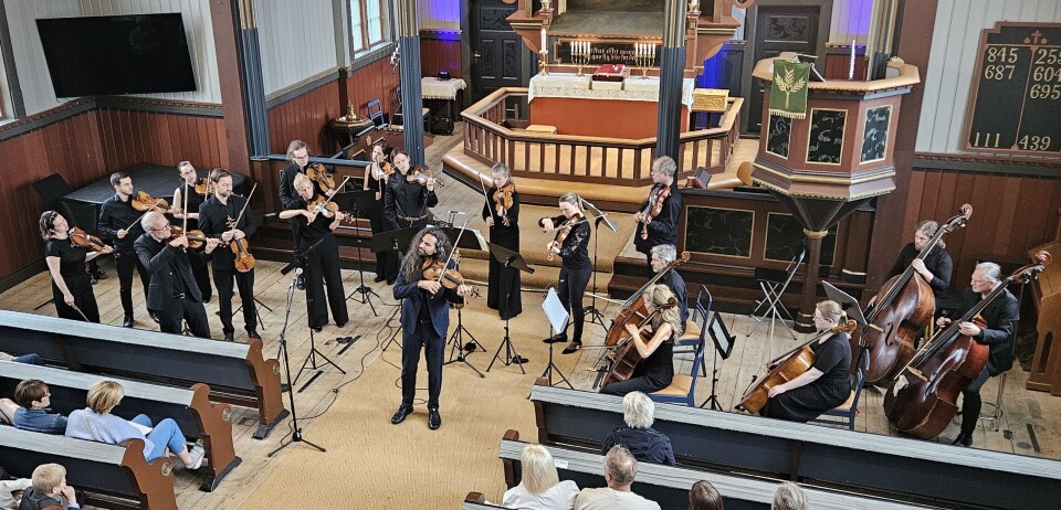 Trondheimsolistene og Gjermund Larsen i Rindal kirke Orkester med strykeinstrumer i en kirke