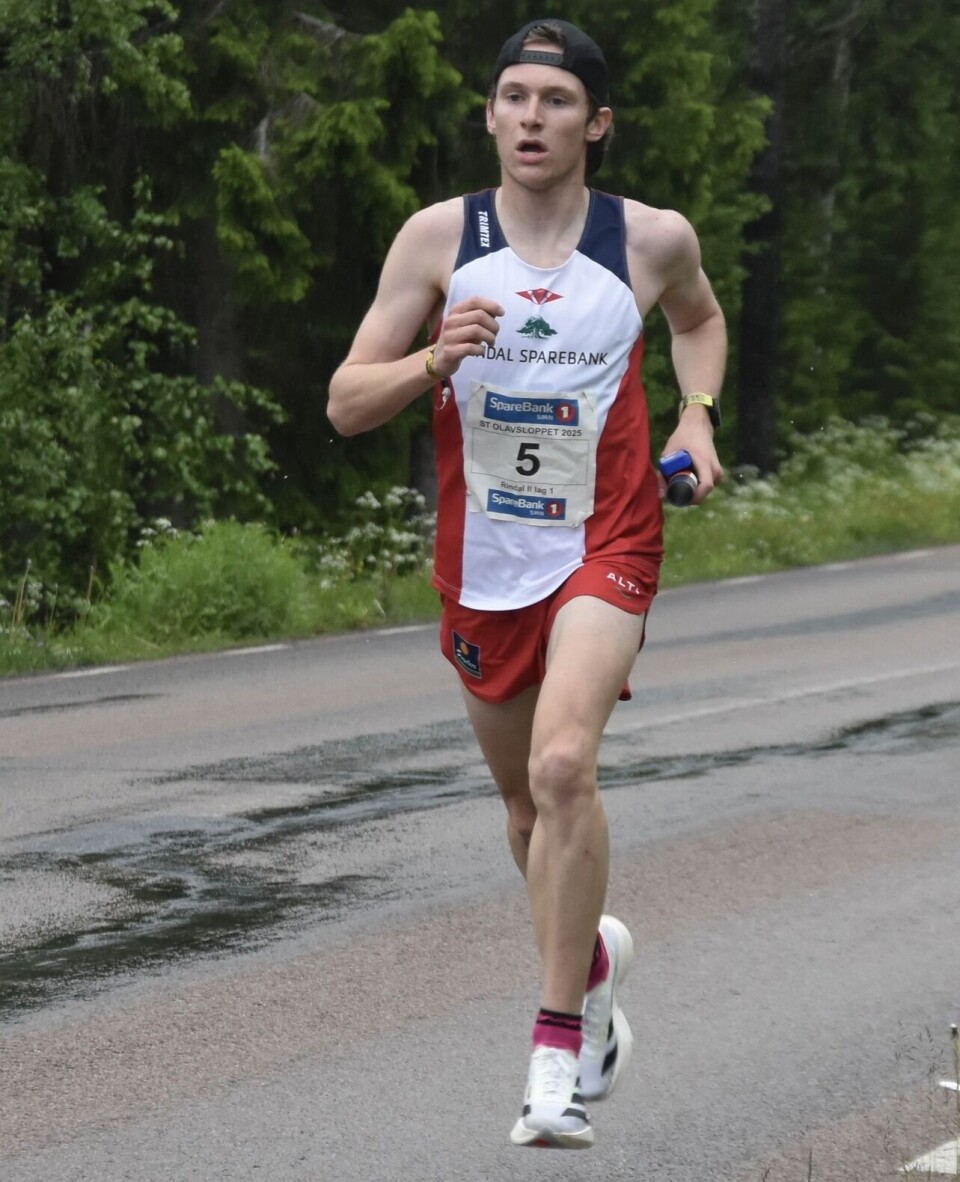 Aron Rodal Haugen har randonee og skyrunning som spesialitet. Han løp derfor tre etapper med mye opp og ned, som ble gjennomført svært bra. En ung mann som løpet på en vei med startnummer på brystet.