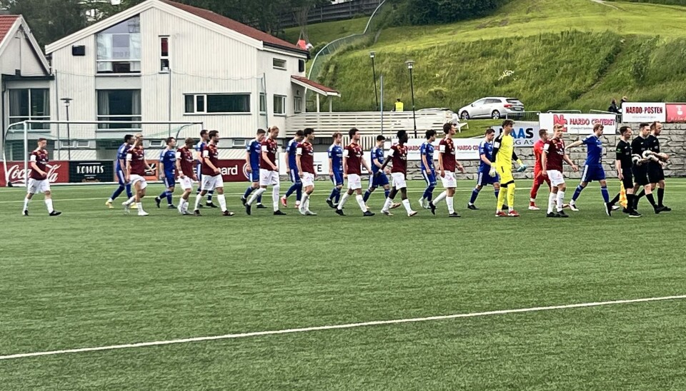 Lagene marsjerer inn på Phonereparatørene stadion i Trondheim. Det ble en klar 6-0 seier til Nardo FK. To fotball i lilla og blå drakter går inn på staion