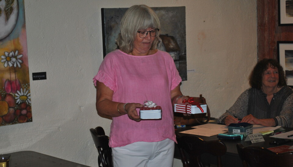 Mie Sandø introduserer utstillingen og overekker en liten oppmerksomhet til kunstnerne.