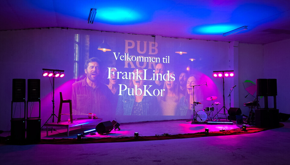 Full opprigging på Surnadal Billag Prosjektor viser et bilde og tekst på vegg. Lokalet er tomt.