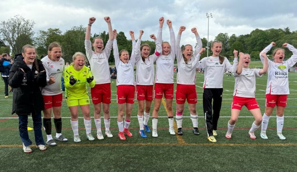 Jubeljentene på Rindal IL Jenter 13 Fotballjenter i hvite overdeler jubler
