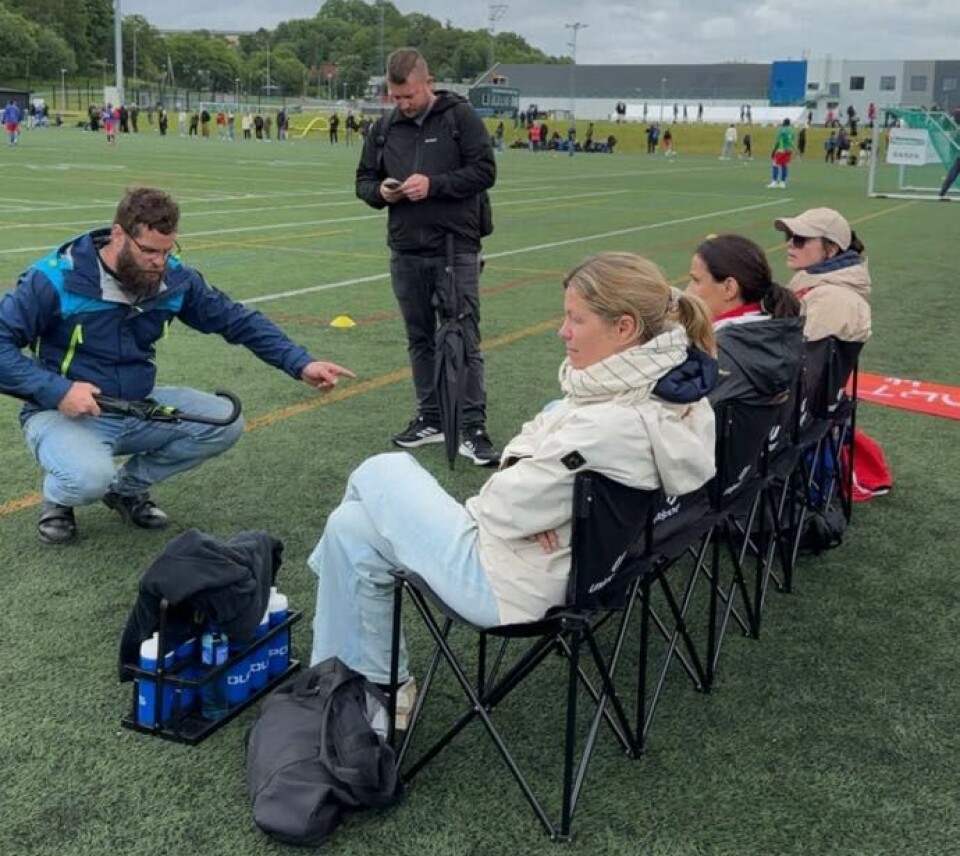Trofaste supportere, vannflaskefyllere, sjåfører, reserveoppmenn og nervevrak. Benken er kun til bruk mellom kamper, ikke under. Foreldre som står og sitter ved sidelinjen