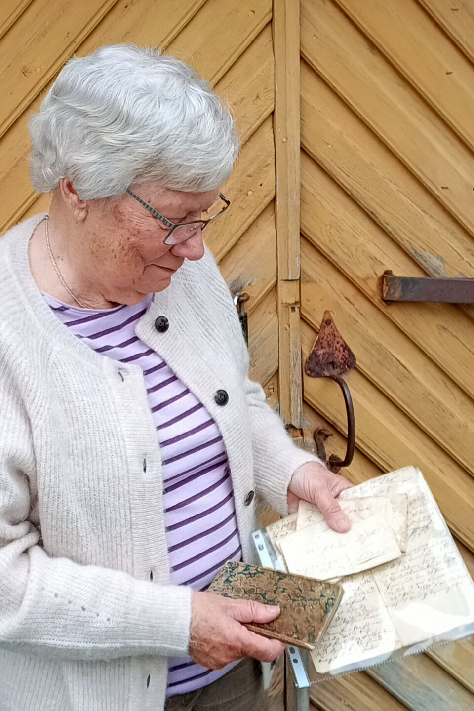 Ragnhild Stavne Bolme kunne vise fram både songboka med songar skrivne av Jo Sengen og brev frå han. Dette er noko av det som finns i Rindal etter Jo Sengen. Ragnhild Stavne Bolme viser fram brev frå Jo Sengen, og songboka han laga.