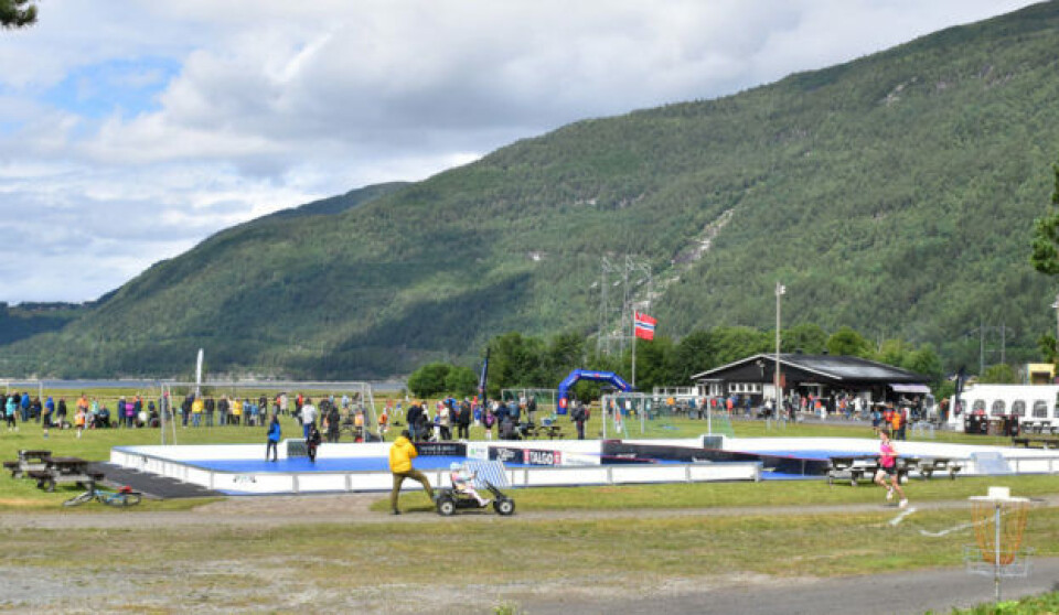 Todalsdagen. Et arrangement utendørs på et fotballstadion.
