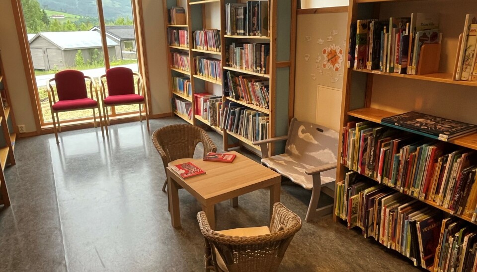 Fortsatt stengt bibliotek En lesekrok blant hyller med bøker.