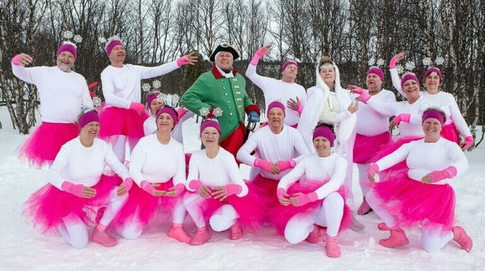 Visning av filmusicalen Tullingdal Mange voksne personer kledd i ballettantrekk, oppstilt for fotografering,