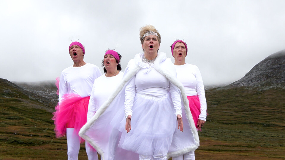 Visning av filmusicalen Tullingdal Fire personer kledd i ballettantrekk.