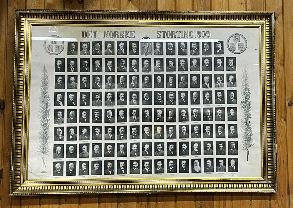 Kari og Jon Heitmann gav museet dette historiske biletet av Stortinget 1905. Men her var det få kvinner ... Et gammelt bilde, satt sammen av mange små portrettbilder.