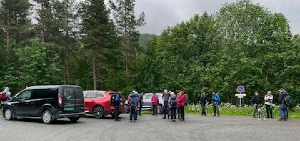 Vi starta fra Lulia i Grønlifeltet. Biler og folk på en parkeringsplass.