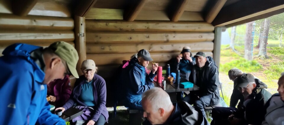 Alle fikk plass i gapahuken. Flere turkledde folk i en gapahuk.