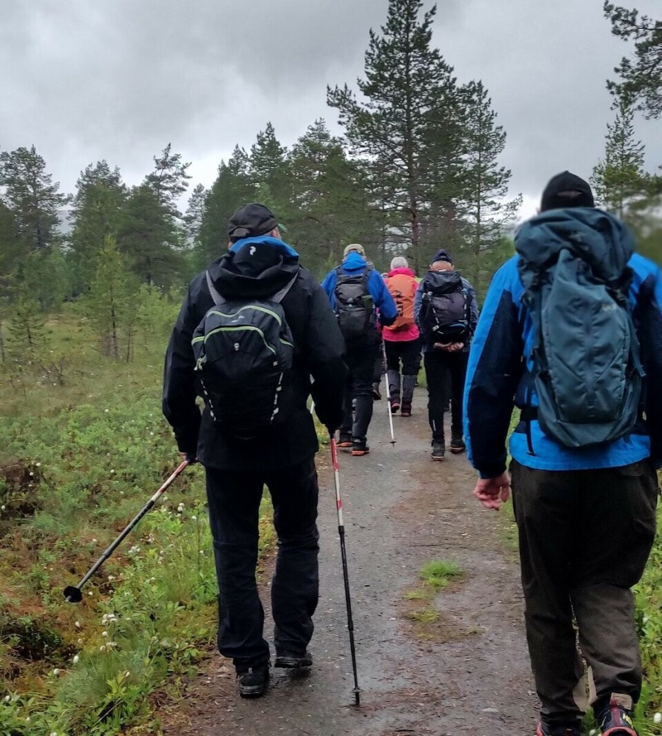 Tirsdagstur til Furuhaugmarka Turkledde folk som går på en grusvei.