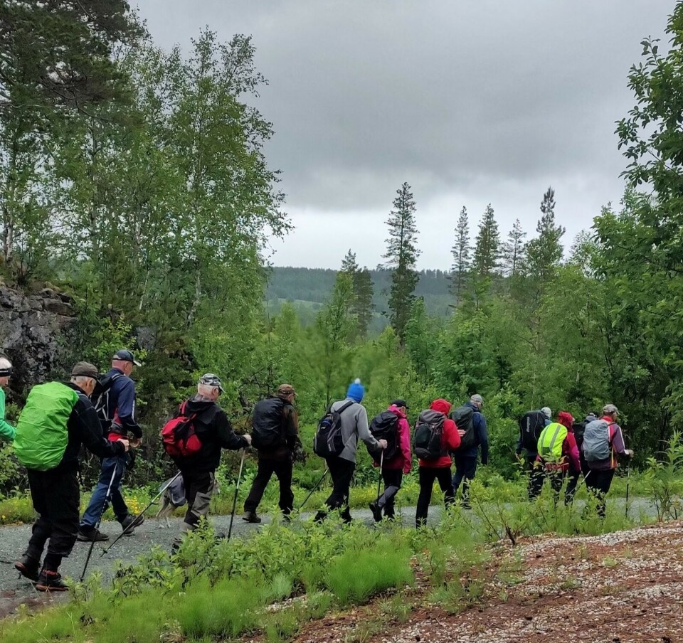 På tur tilbake til bilene etter en lengre pause. Turkledde folk på rekke og rad på en grusvei.