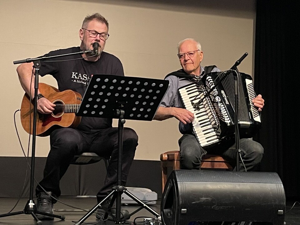 Karstein Mauset og Helge Sæther høster både latter og applaus fra salen to menn på en scene. En med gitar og en med trekkspill