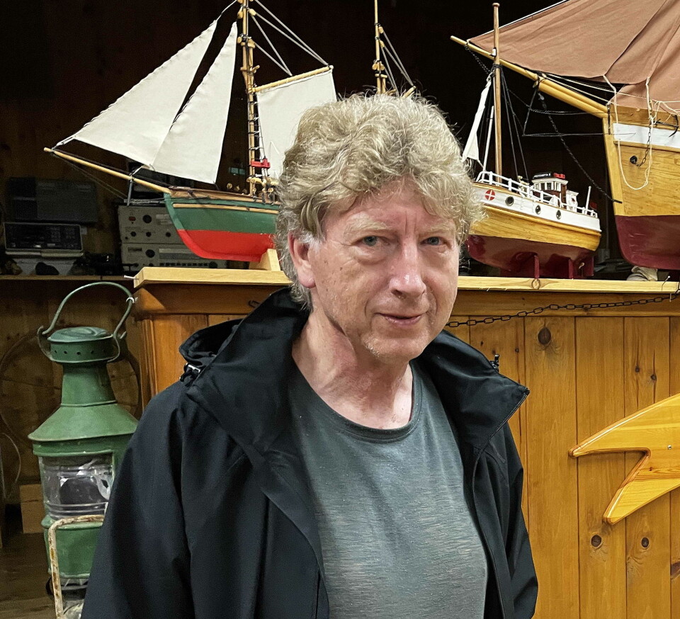 Terje Holm har stor appetitt på spennande kysthistorie – og har lyst til å formidle! En mann foran tre modeller av båter.