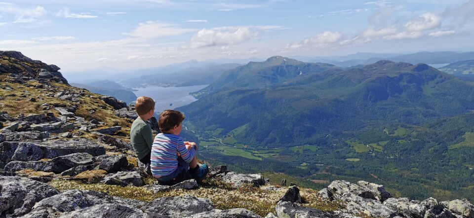 Førskolebarna på tur til Hjelmen To små gutter som sitter på en fjelltopp og ser utover,