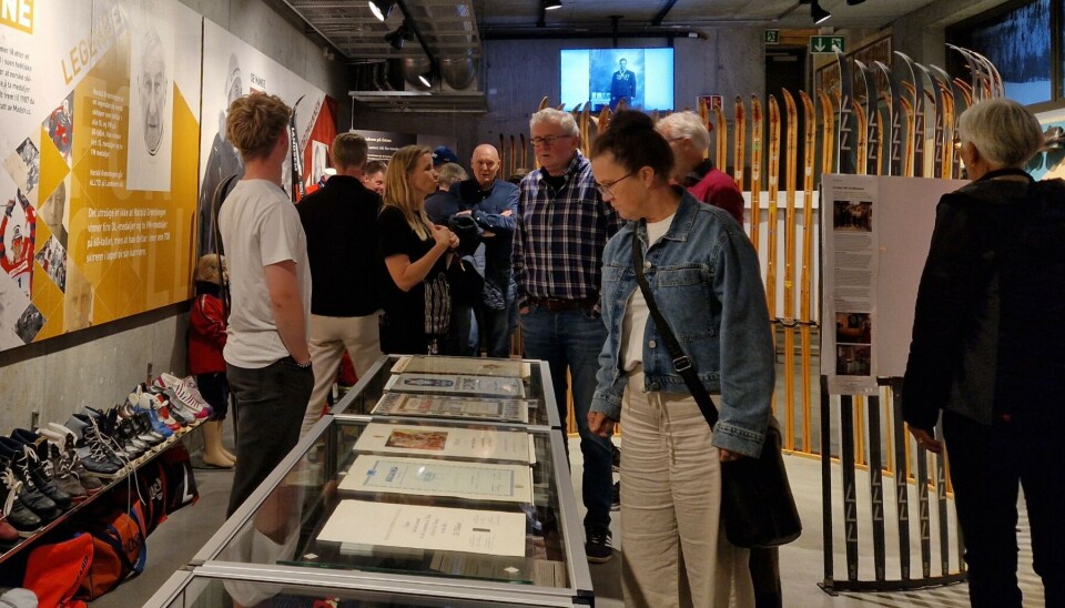 Mingling på museet. Folk i et n\museum med ski og sko.
