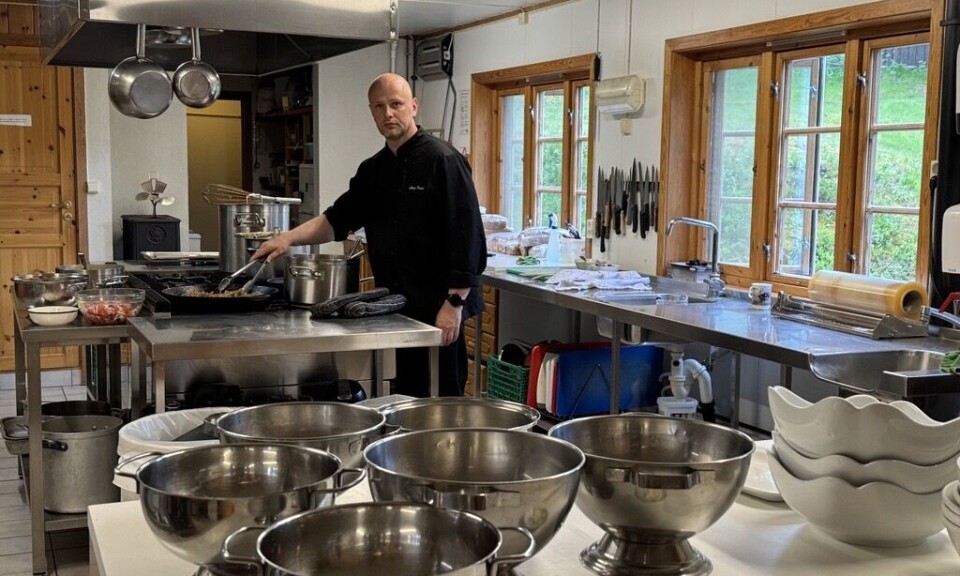 Kokken Lukaz over grytene. En mann på et storkjøkken.