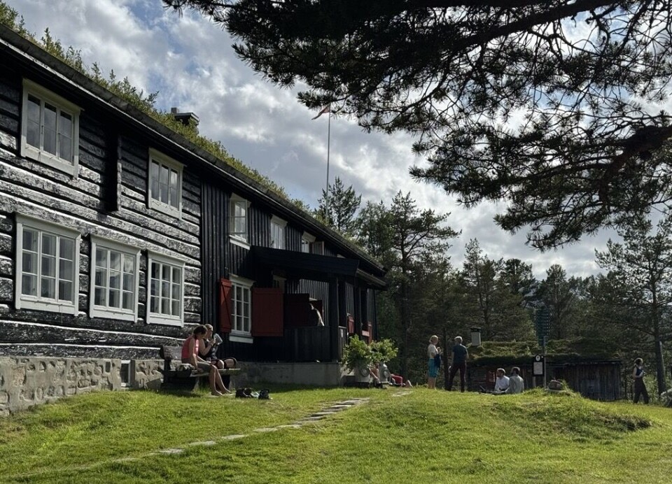 Trollheimshytta. Et stort gammelt trehus.