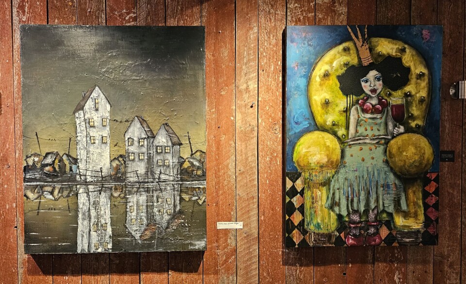 Fra Rindal kunstlag sin utstilling på 3 Venner. To malerier på en vegg.