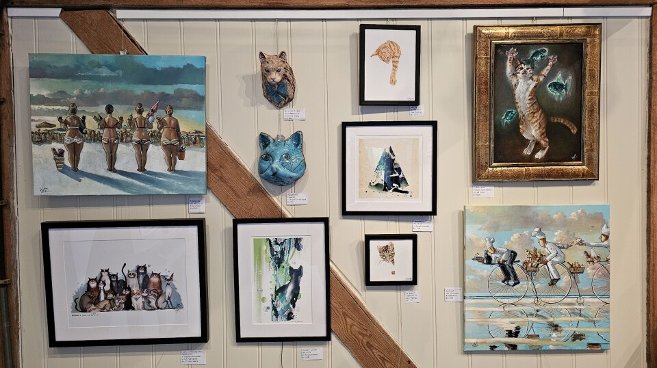 Bidrag fra sju forskjellige kunstnere. En vegg med malerier og annen kunst.