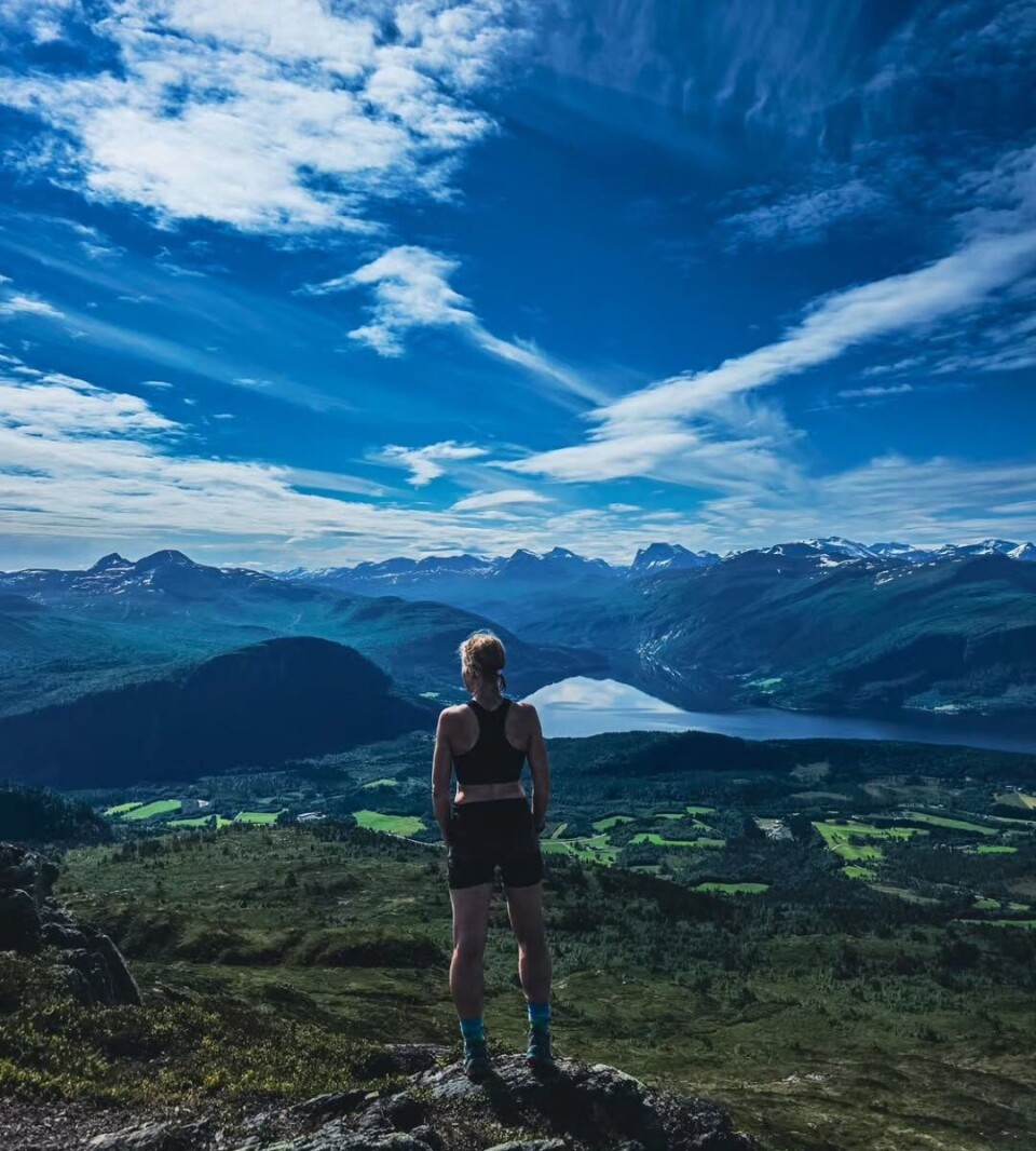 Strengen 890 Moh Ei dame på en fjelltopp.