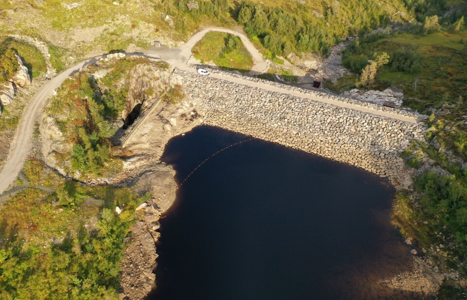 Noe lavere vannstand enn normalt i sommer på Nordmarka En demning.