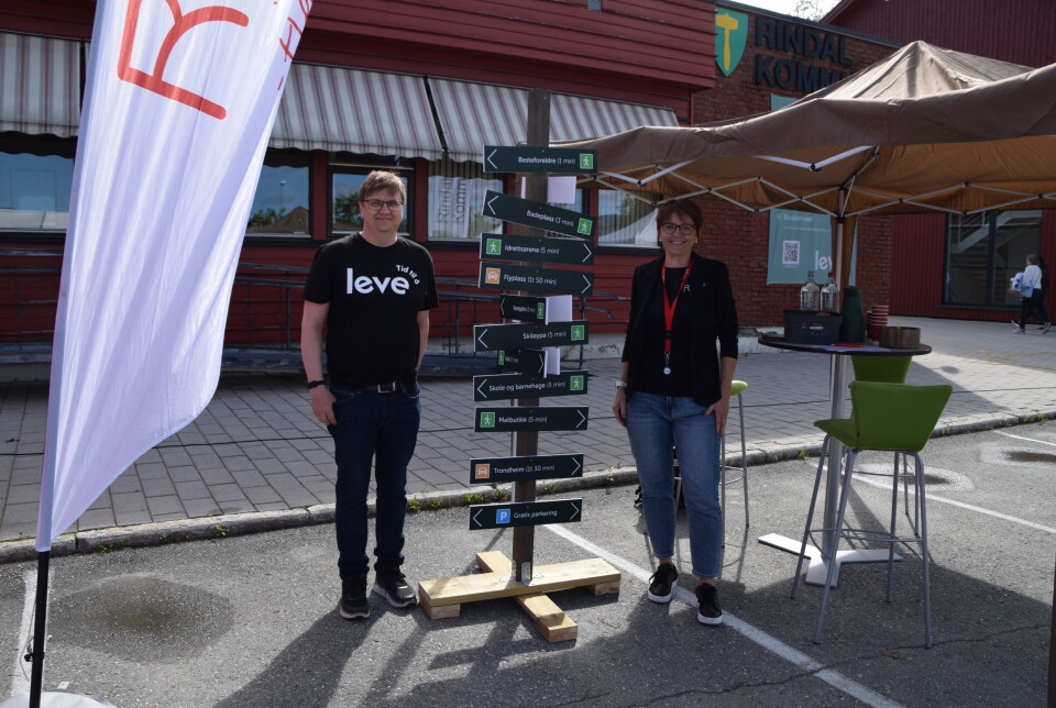 Håkon Fredriksen og Ordfører Mildrid Kattem Aune på Rindal kommune sin stand. To personer på en stand på et marked.