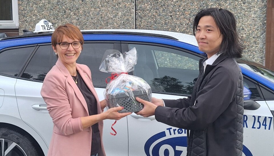 4. juli ble det nye taxitilbudet satt i drift. Jo Kim Bolme Evjen tok første vakta i Rindal. Dame gir blomst til taxisjåfør