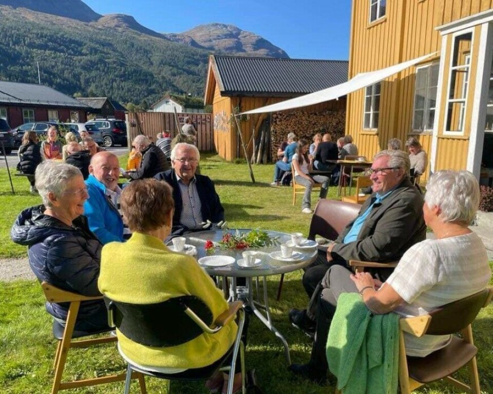 Markering av at multikunstnaren og todalingen Alf Ramsøy hadde fylt 100år 30.september, der 150stk var med på markeringa som var 14.september. Mange mennesker som sitter ved kaffebord utendørs på et tun.